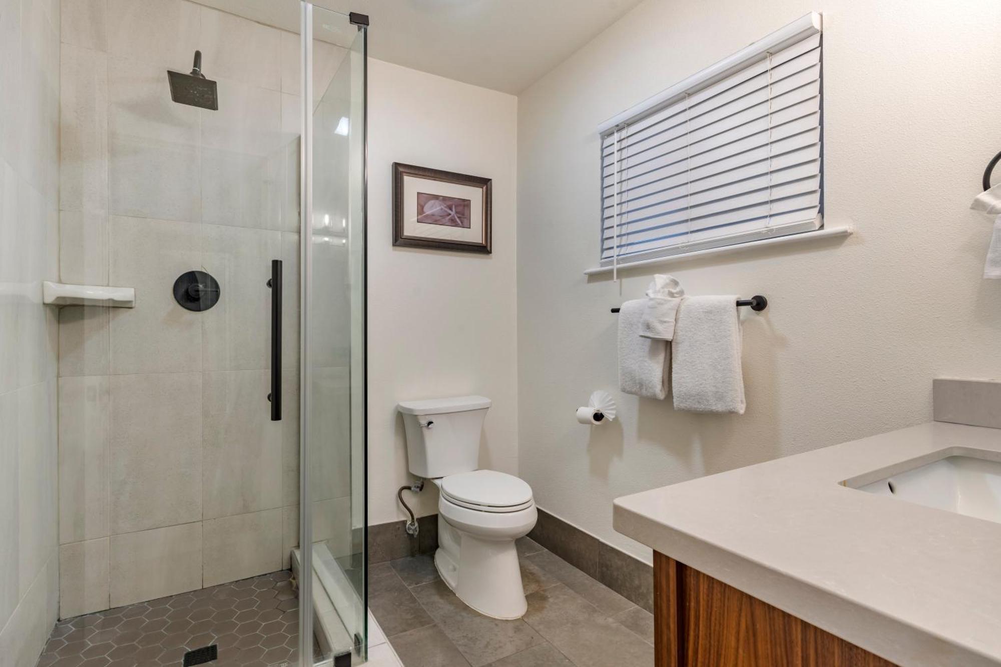 Queen Room with Walk-In Shower - Disability Access/Non-Smoking