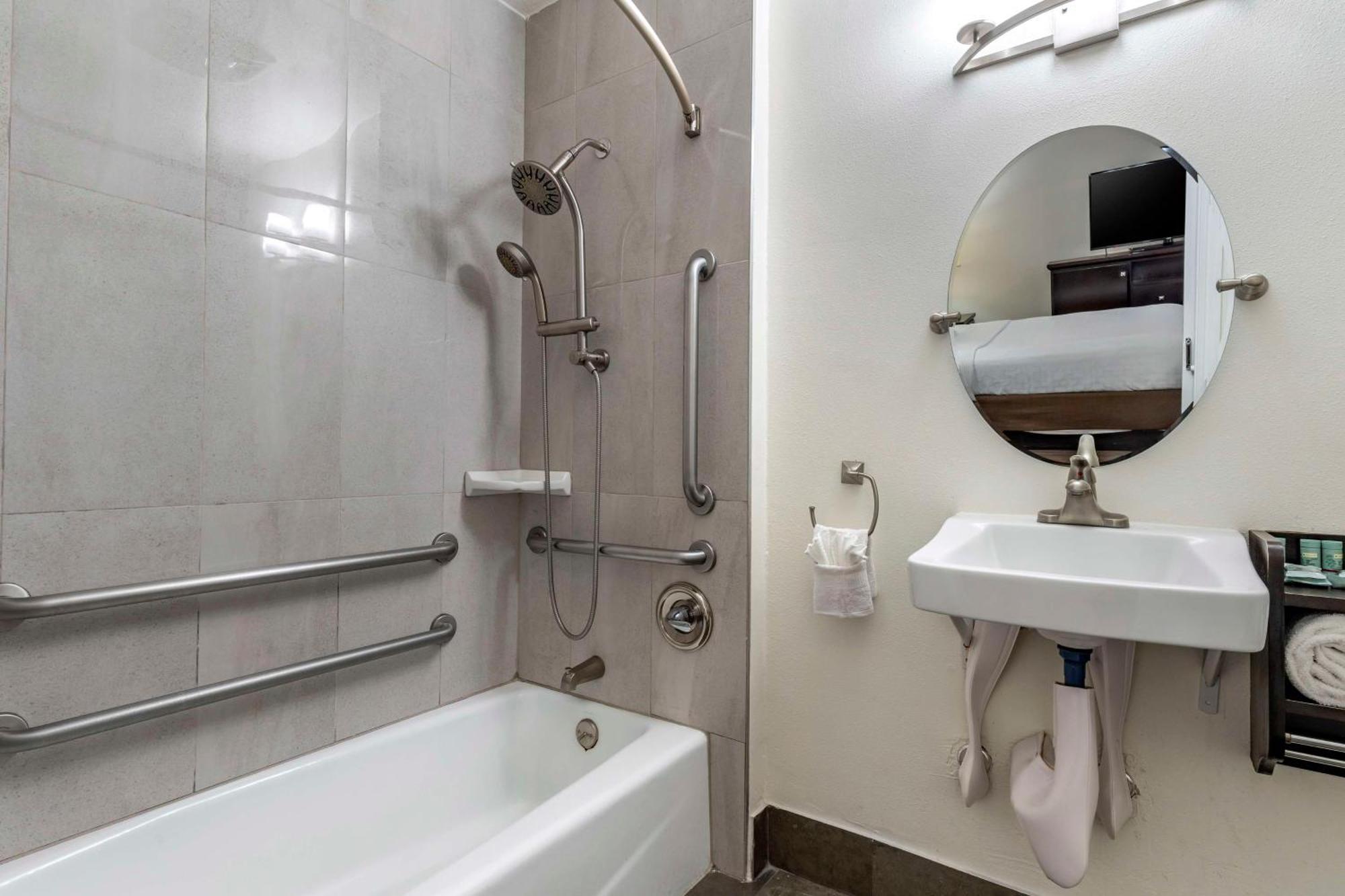 Queen Room Walk Shower Disability Access or Non-Smoking