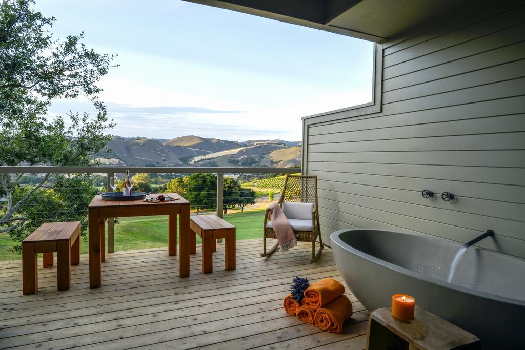 Hilltop Ranch King Suite Outdoor Tub